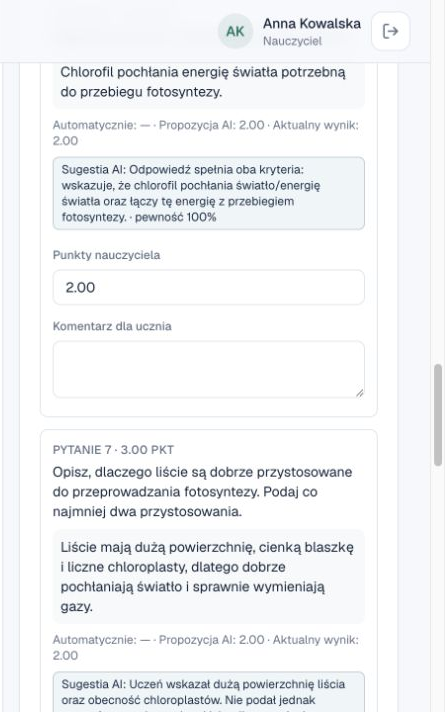 Prawdziwa odpowiedź ucznia, sugestia AI z uzasadnieniem oraz pola punktów i komentarza nauczyciela